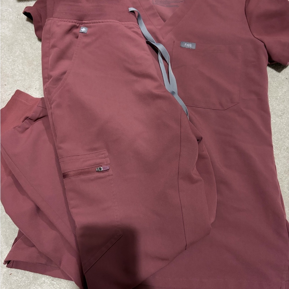 Figs Women's Scrub Set in mauve